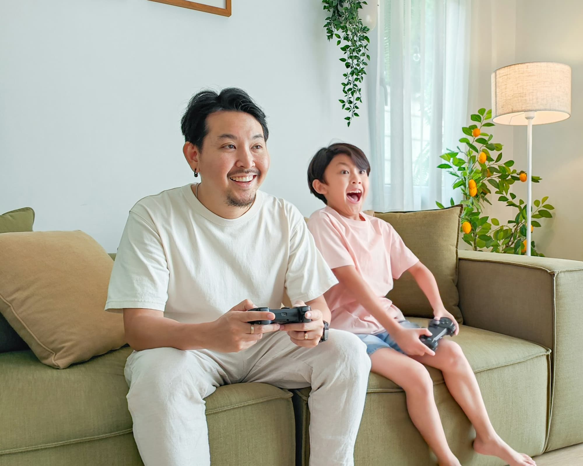 Na imagem pai e filho jogam videogame juntos